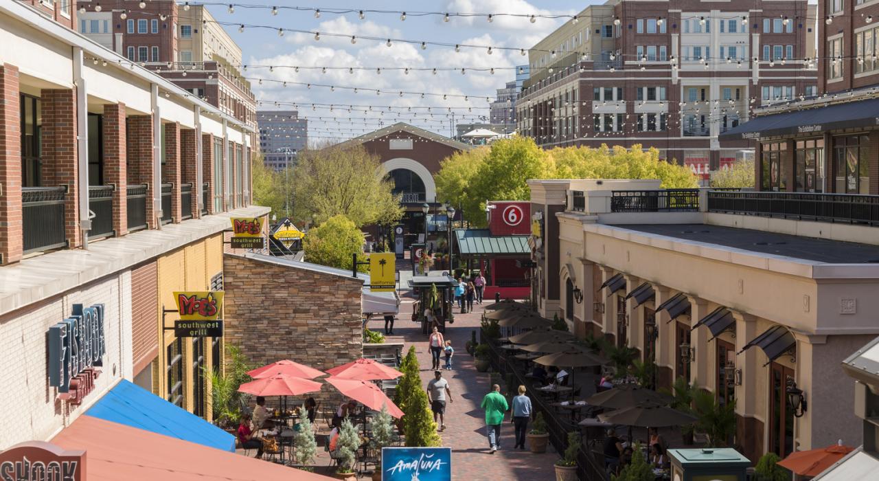 林立在亞特蘭大市中心街道上的餐廳