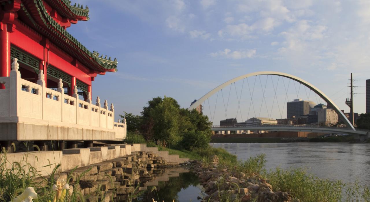 連接日本花園與城市的玻璃步道行人橋