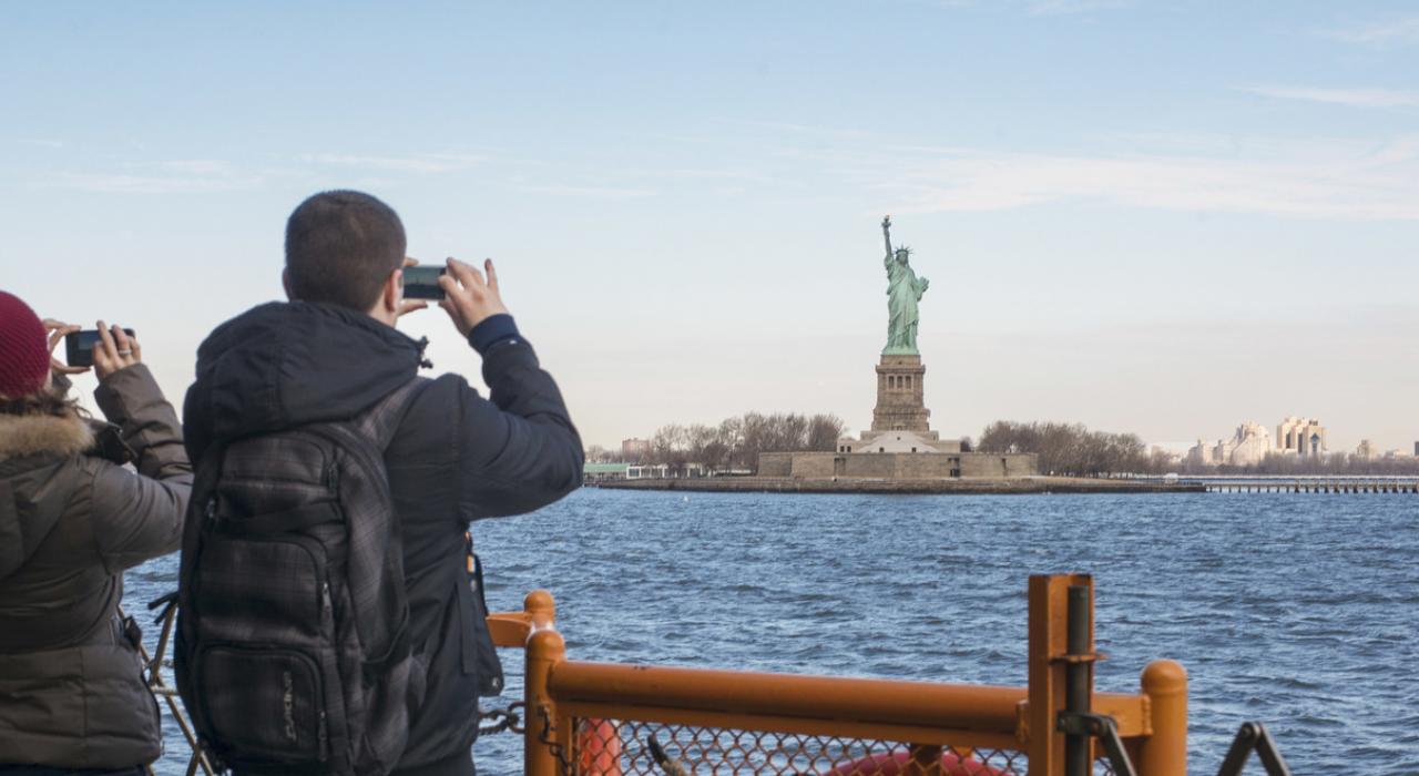 從史泰登島渡輪遙望自由女神像，這座城市舉世聞名的地標