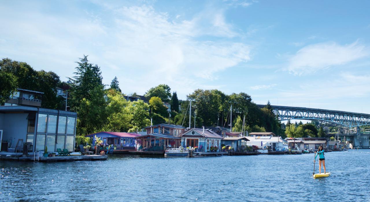 在聯合湖上的船屋邊享受立式划槳之樂 在聯合湖上的船屋邊享受立式划槳之樂