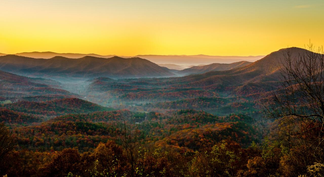 夕陽落入維吉尼亞州威斯維爾的山谷