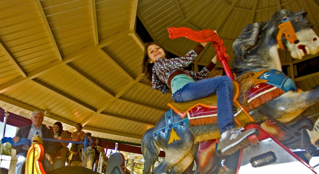 小岩城動物園的阿肯色旋轉木馬，這是全球僅剩還能運作的波浪式旋轉木馬