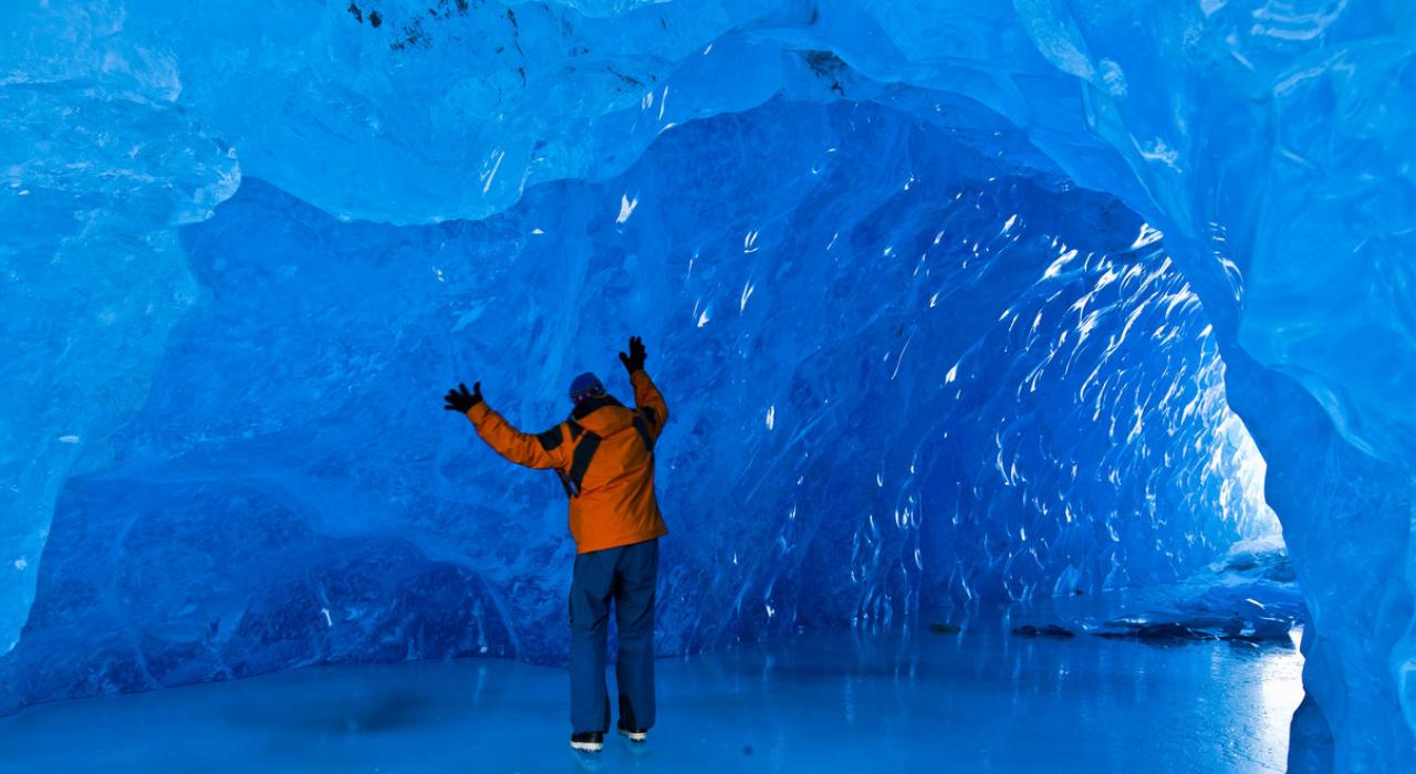 探索門登霍冰河湖令人讚嘆的冰穴