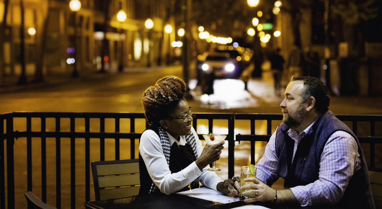 在西維吉尼亞州查爾斯頓用餐的情侶