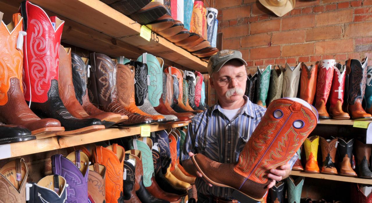 在牧場市馬靴店欣賞牛仔靴