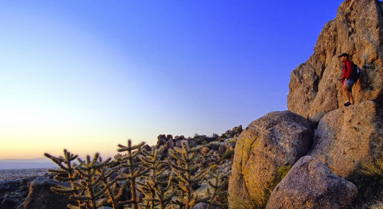於夕陽下健行，欣賞美不勝收的風光