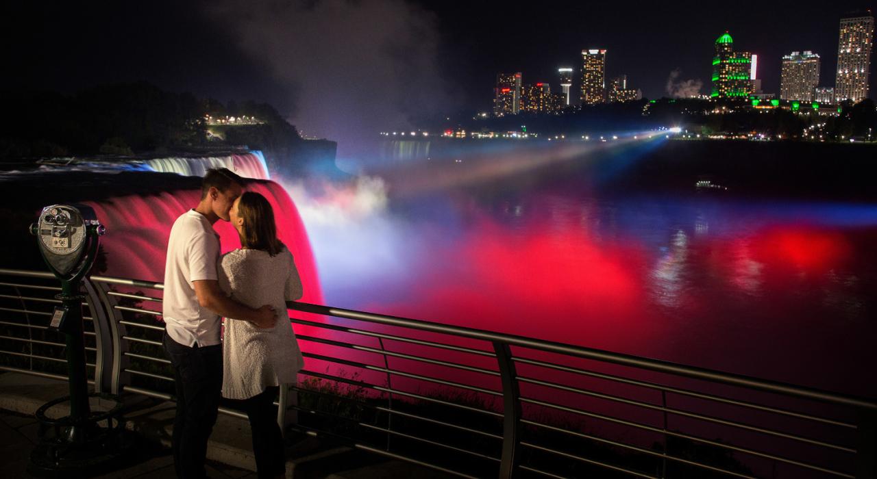 瀑布夜間燈光秀