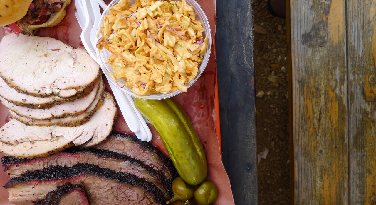 整盤烤牛胸肉、火雞肉和配菜