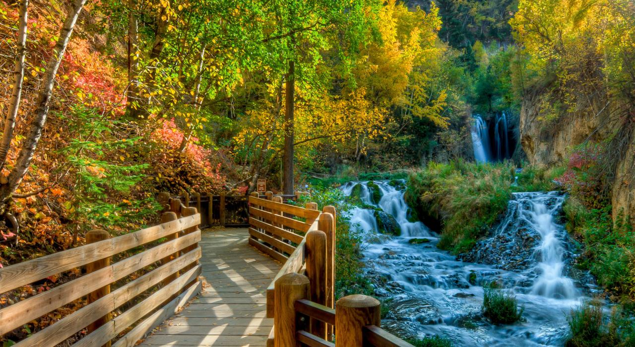 洛夫拉克瀑布的美麗小徑