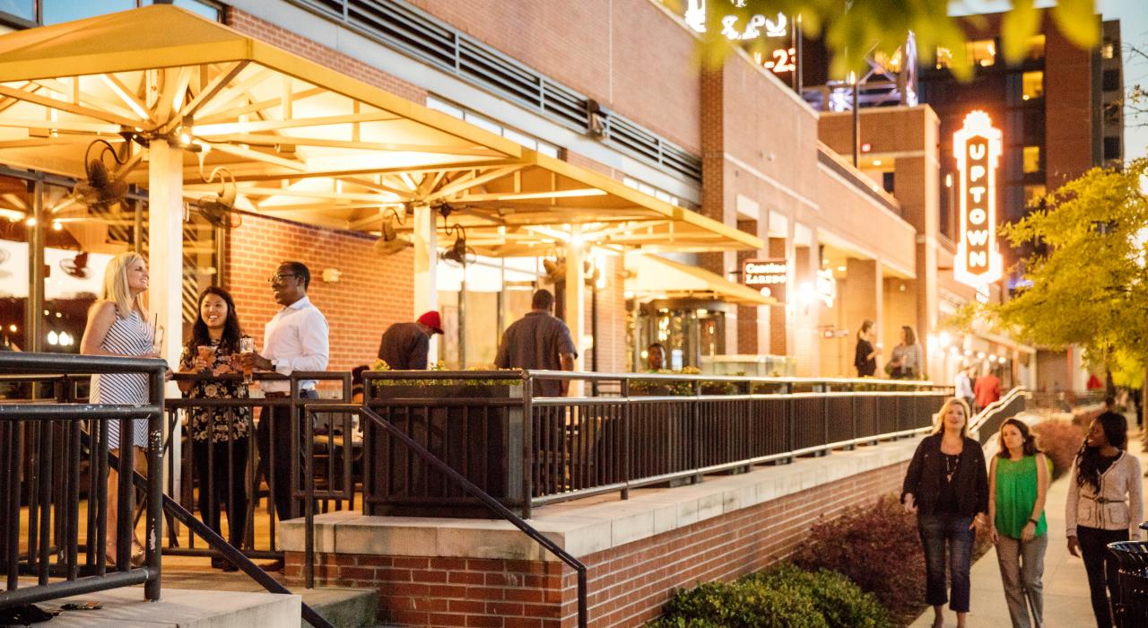 探索上城區的餐廳和夜生活