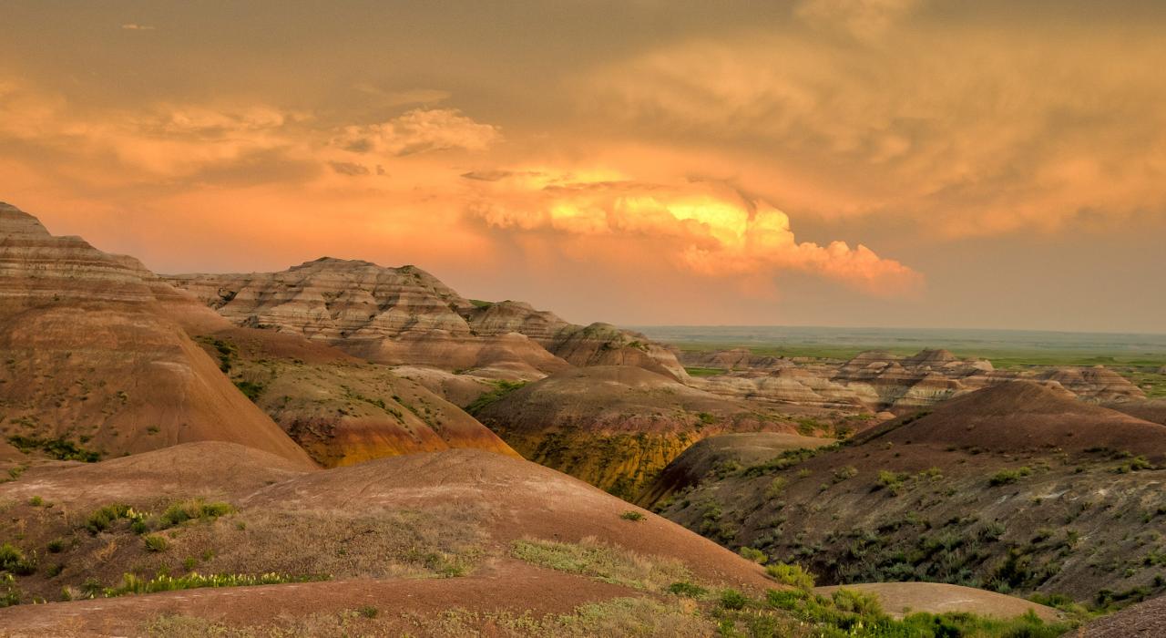 夕陽的金色光芒籠罩惡地
