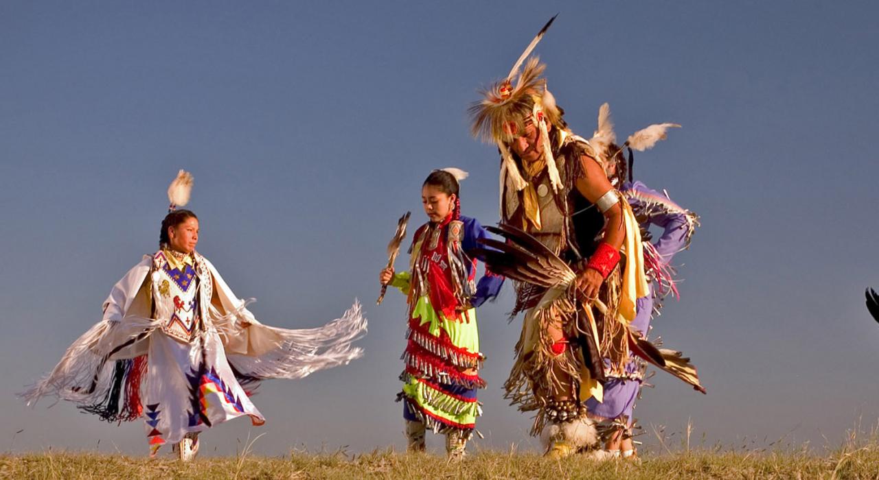 祈禱儀式開始，向當地遺產與文化致敬