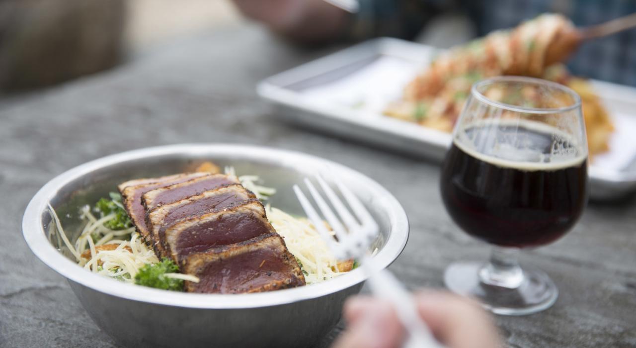 在卡里根酒吧用餐