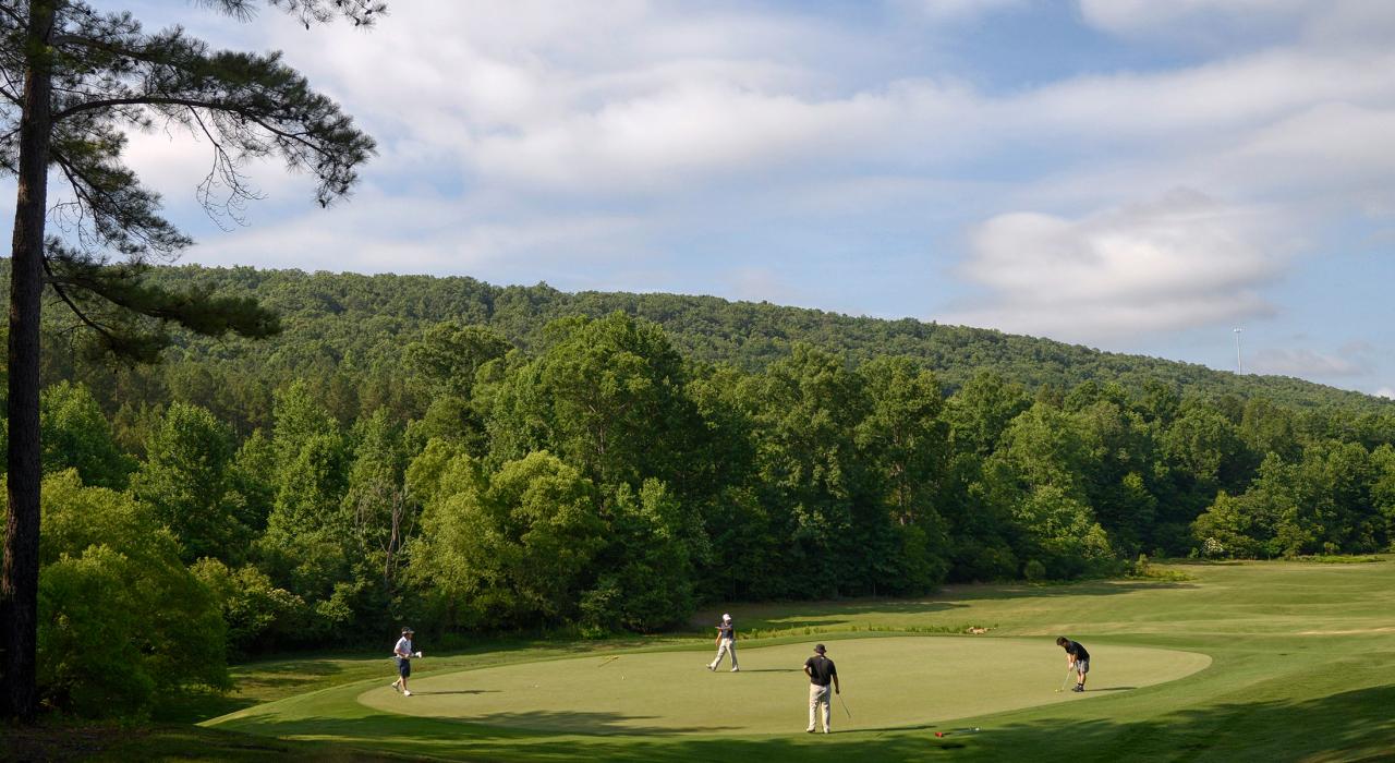 在羅伯特瓊斯高爾夫系列球場打上一局好球