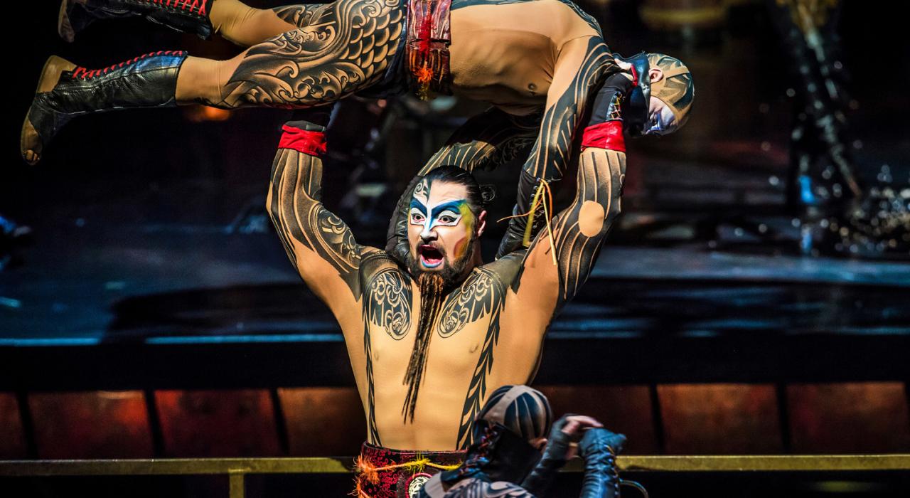 弓箭手酋長強大的體型和力量,讓持矛者完全不是對手。 弓箭手酋長強大的體型和力量,讓持矛者完全不是對手。