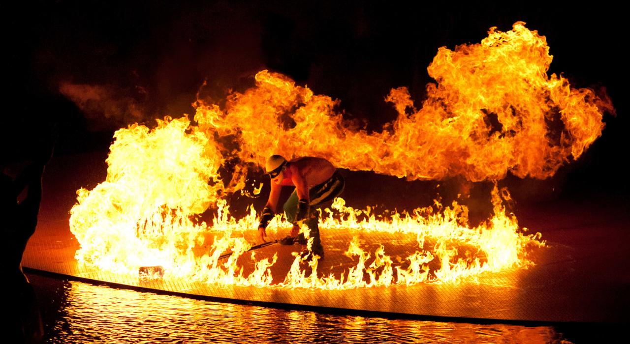 火的狂暴和水的純淨結合為一，並在整場 O 劇中透過絕妙的視覺表演做出呈現。