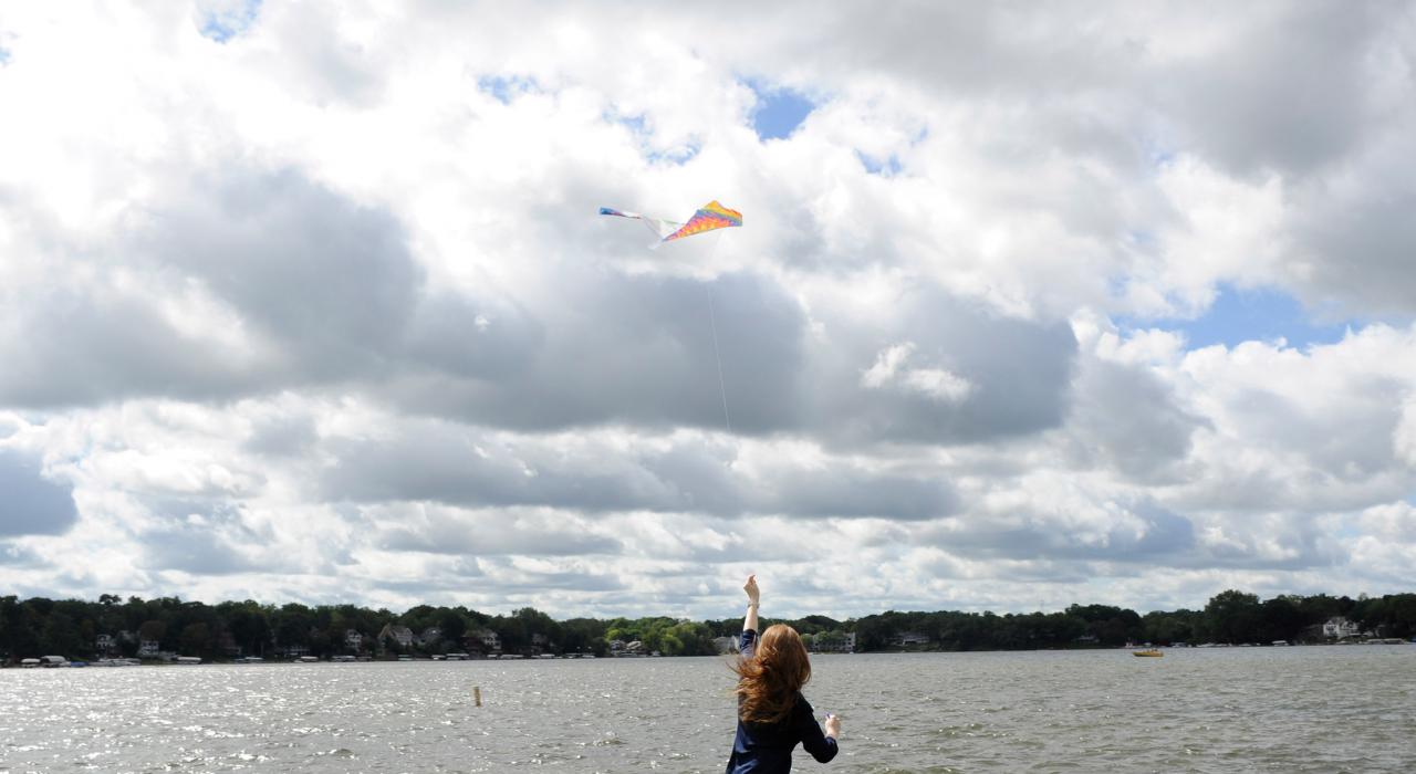 在濱海公園開心放風箏