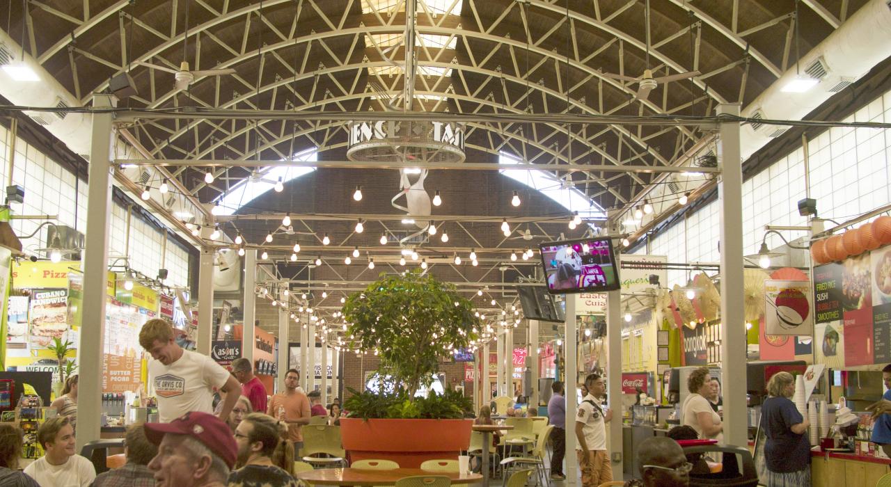 在阿肯色州小岩城市中心的河岸市集區購物和用餐