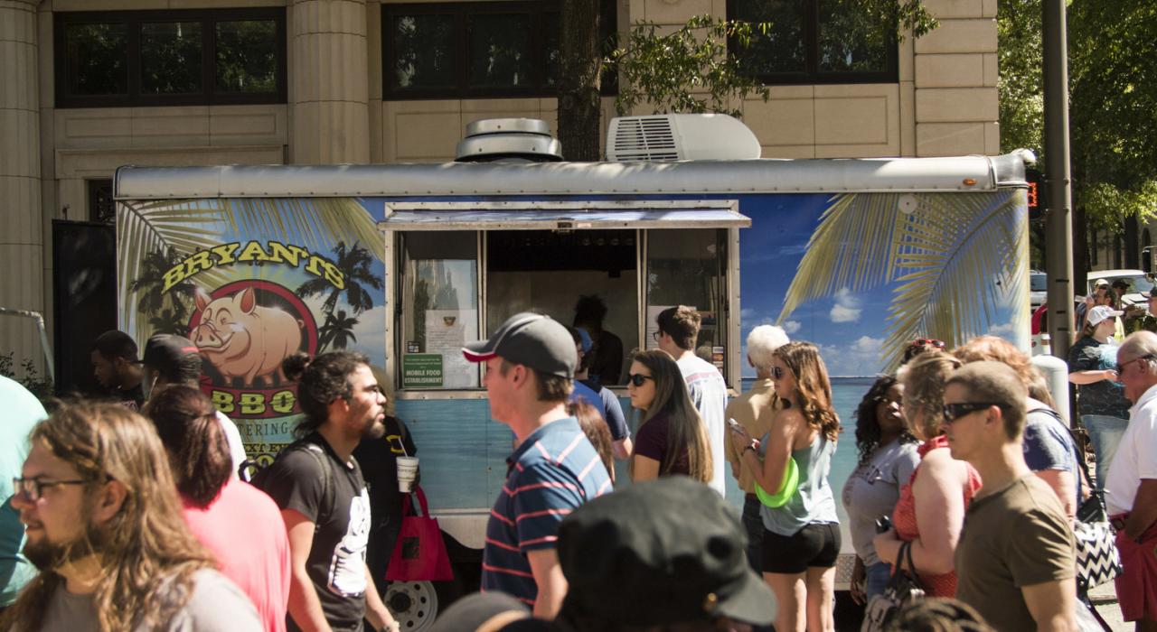 小岩城市中心河岸市集區的大街快餐車節的快餐車和餐飲。