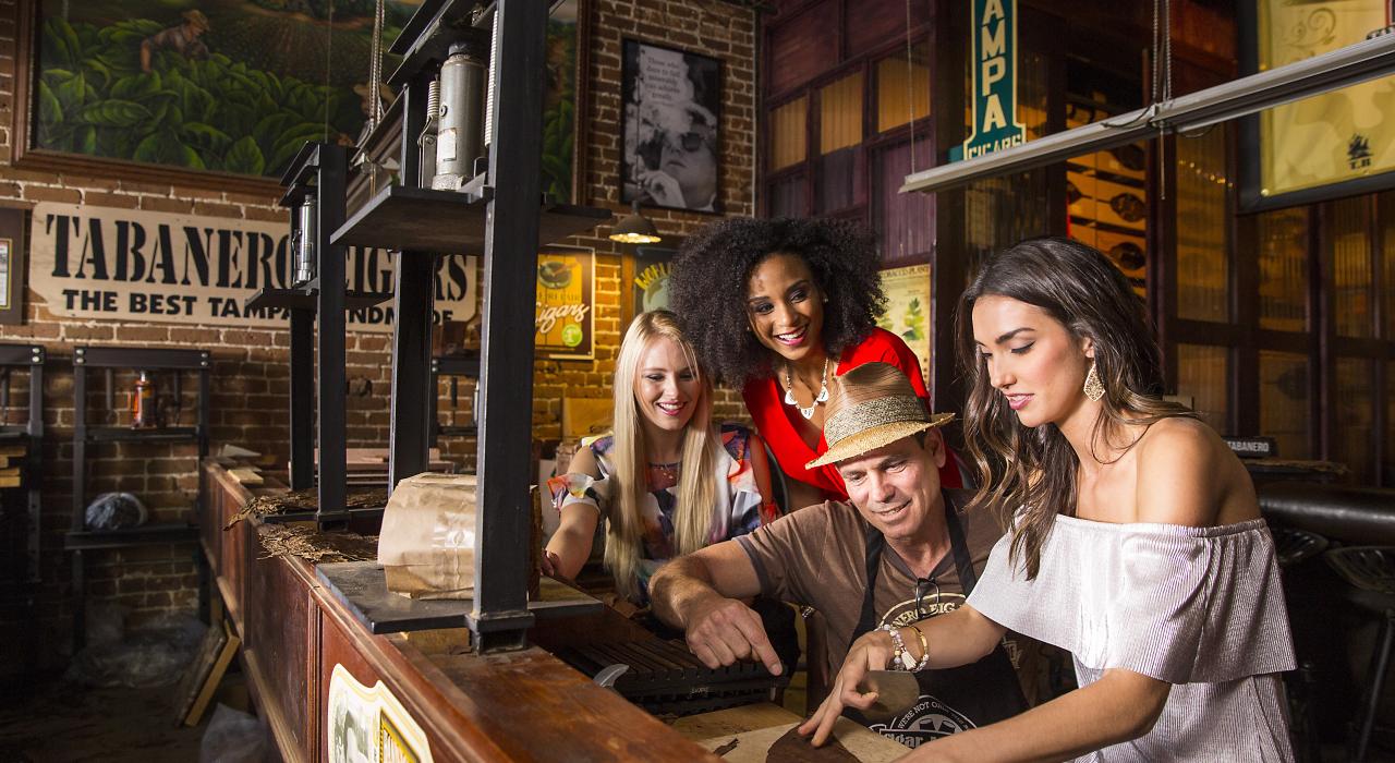 伊波市的雪茄捲製師傅分享手藝