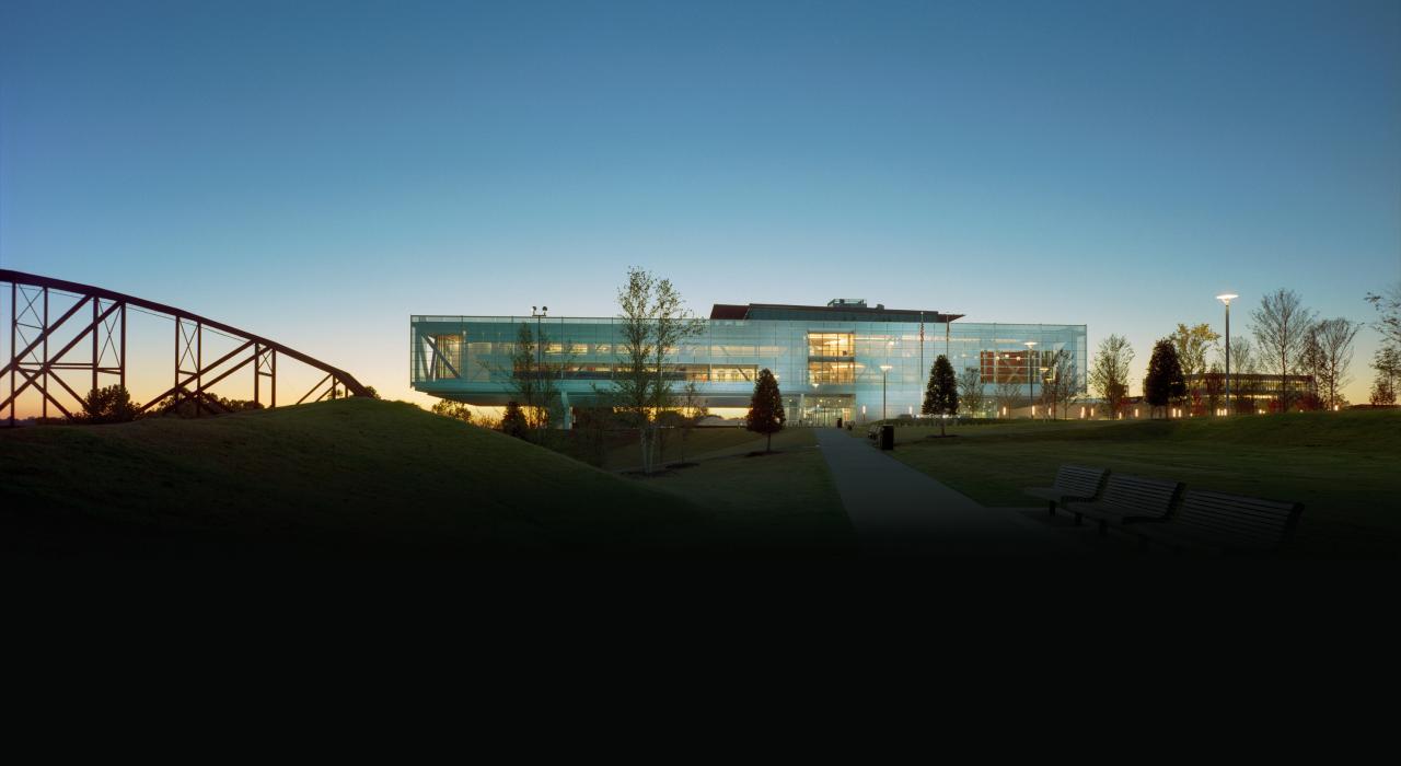 阿肯色州的小岩城中央中學在 1957 年成為第一所種族融合的南部學校