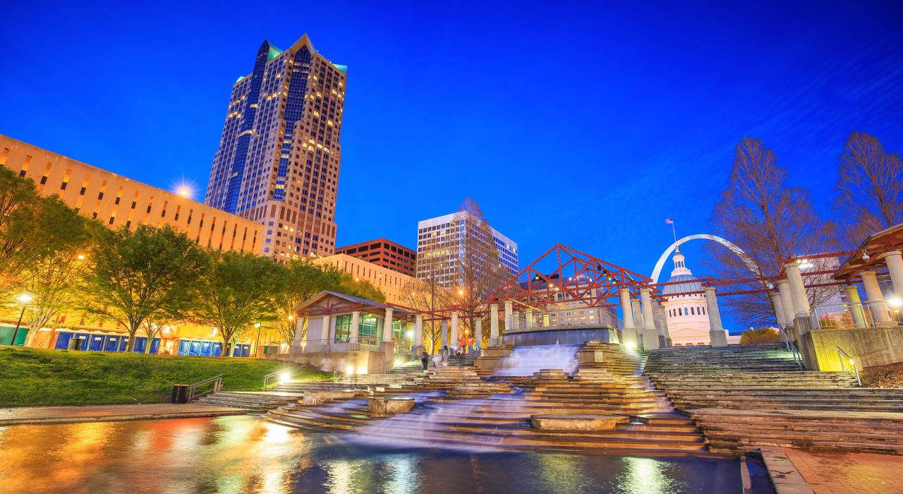 密蘇里州聖路易夜間燈火璀璨的美麗景致