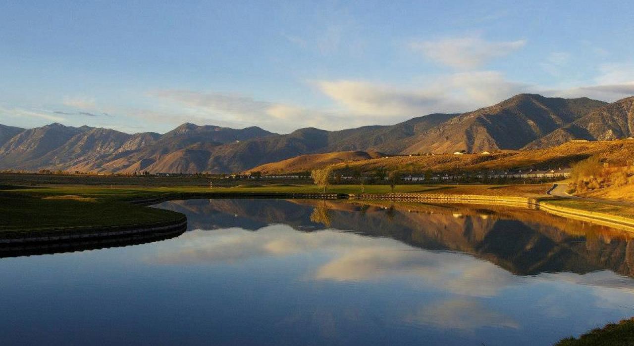 蘇格蘭風格的卡森谷高爾夫球場設有 9 個水坑