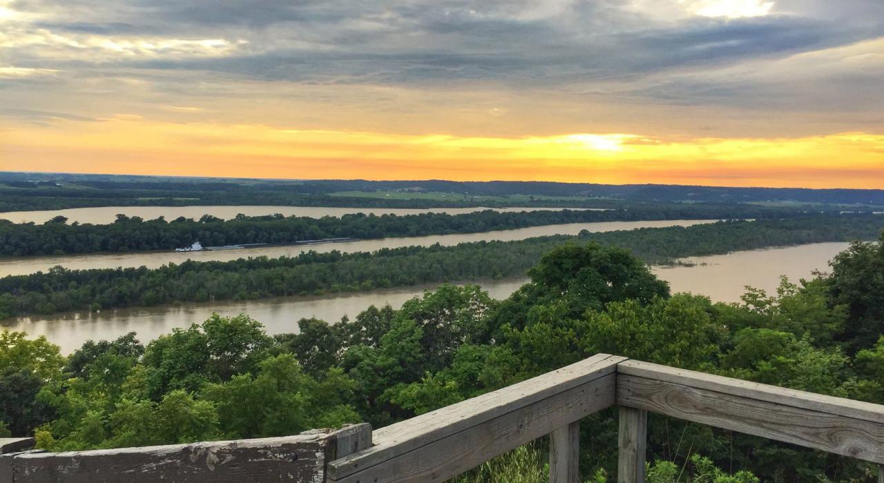 沿著大河公路 (Great River Road) 的美麗景色