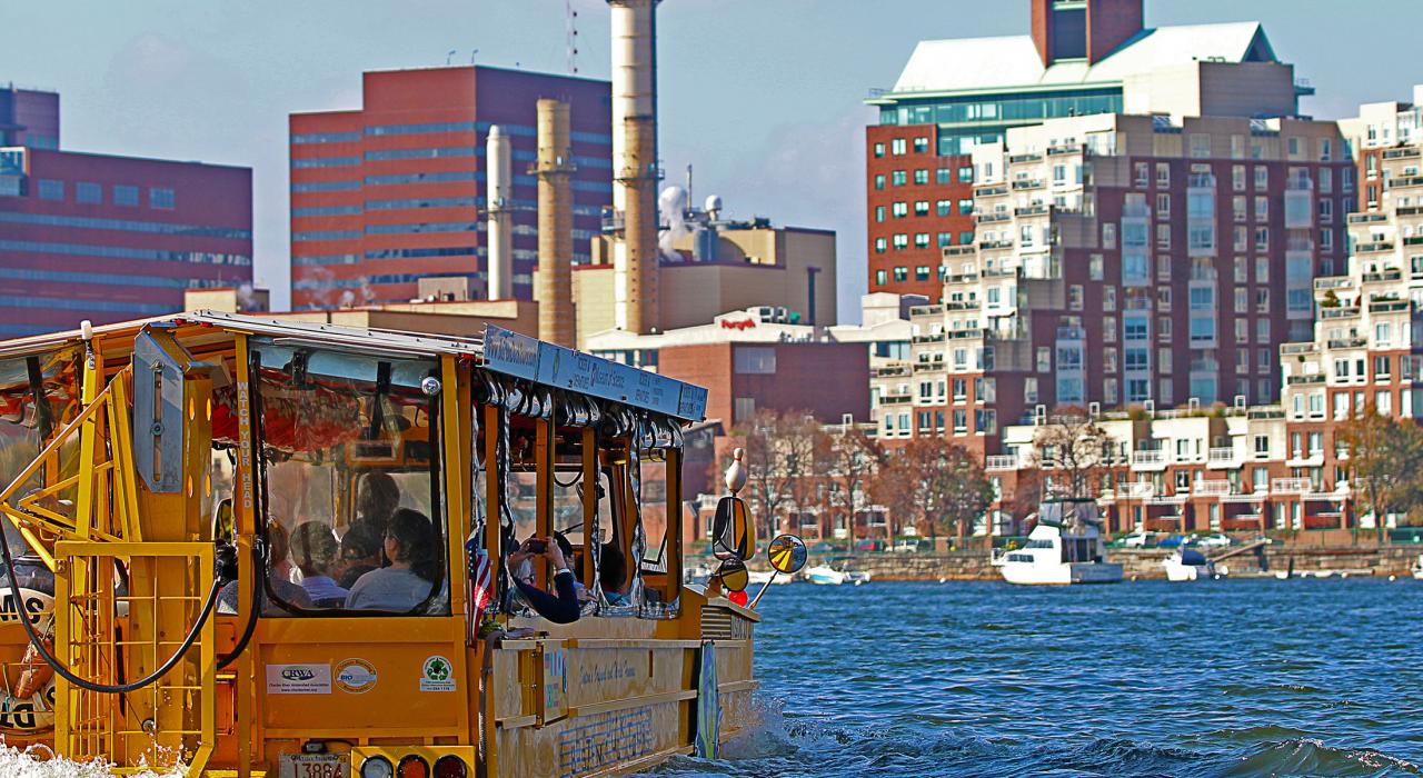 波士頓鴨子船行程 (Boston Duck Tours) 使用水陸兩棲的交通工具帶你同時飽覽水上與陸地風光 波士頓鴨子船行程 (Boston Duck Tours) 使用水陸兩棲的交通工具帶你同時飽覽水上與陸地風光