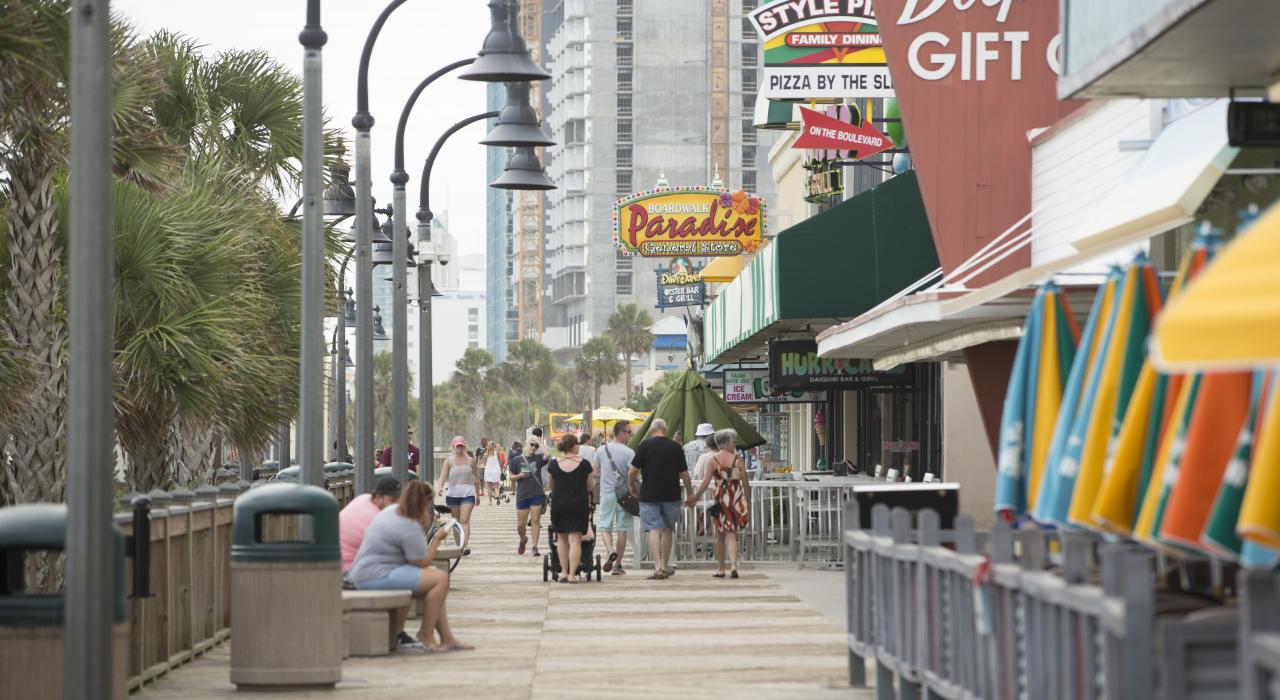 漫步於美特爾海灘的木棧道