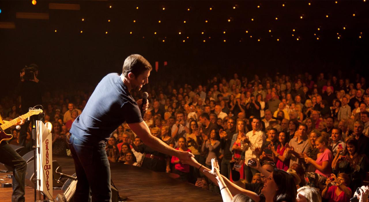 鄉村歌手賈許·特納在田納西州納什維爾大奧普裏演唱