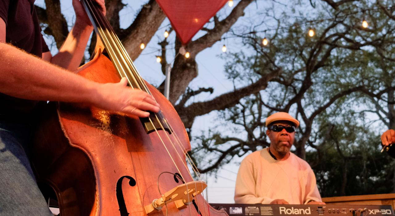 Al fresco live music session at Rikenjaks Brewing Company Al fresco live music session at Rikenjaks Brewing Company