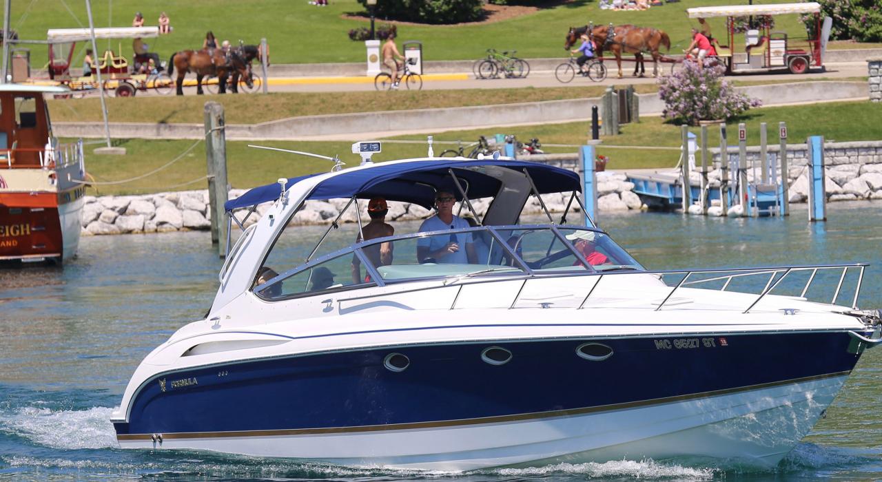 乘船在海上四處遊玩,也可以搭馬車和騎自行車在陸上遊覽 乘船在海上四處遊玩,也可以搭馬車和騎自行車在陸上遊覽