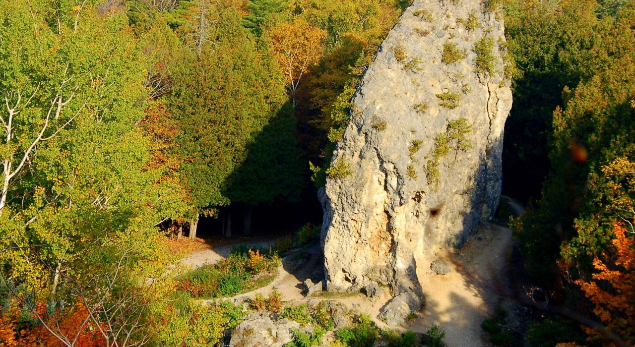 舒格洛夫,高度近 23 公尺的石灰岩地形景觀 舒格洛夫,高度近 23 公尺的石灰岩地形景觀