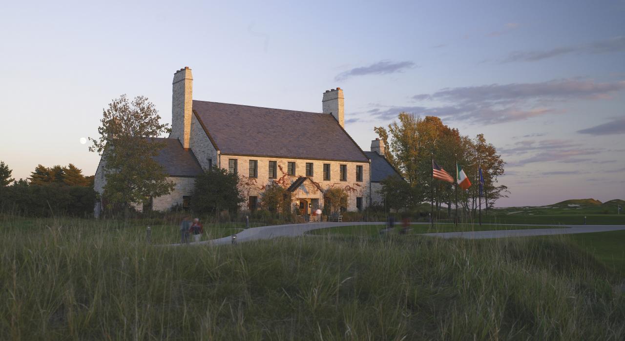 在呼嘯峽球場打高爾夫球度過寧靜的一天 在呼嘯峽球場打高爾夫球度過寧靜的一天