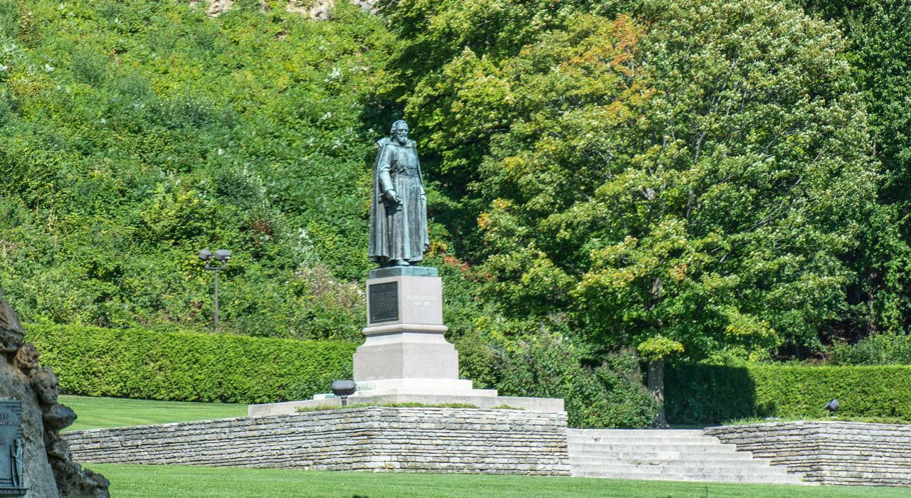 馬凱特公園內馬凱特神父雕像四周青翠蔥籠環繞的景緻 馬凱特公園內馬凱特神父雕像四周青翠蔥籠環繞的景緻