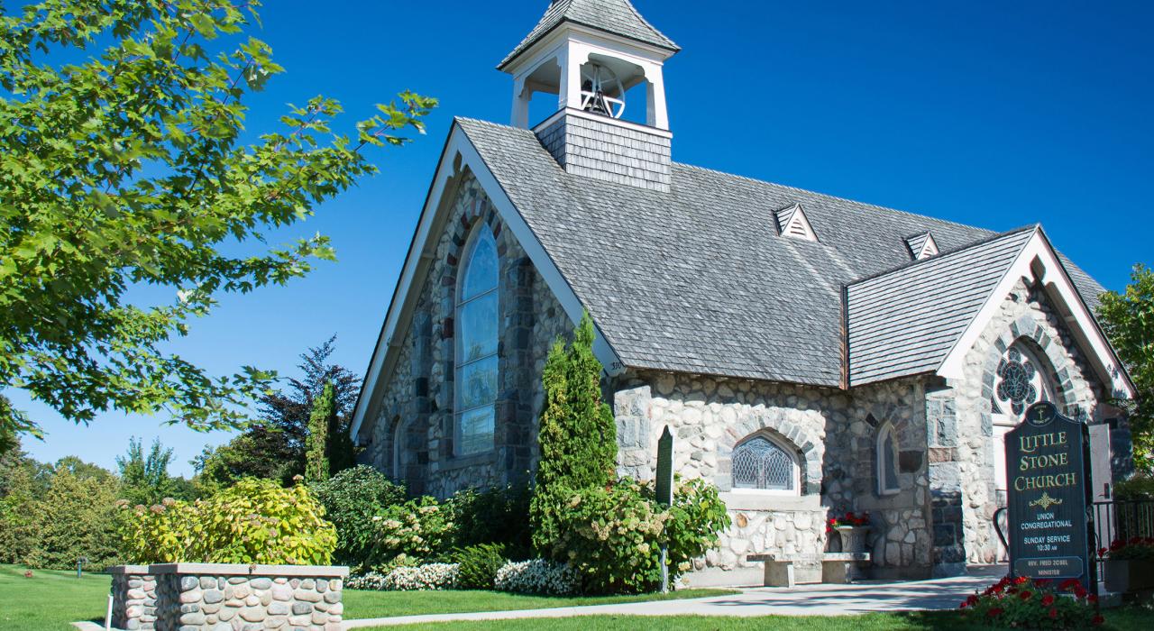 風景如畫的石砌小教堂是密西根州歷史景點 風景如畫的石砌小教堂是密西根州歷史景點