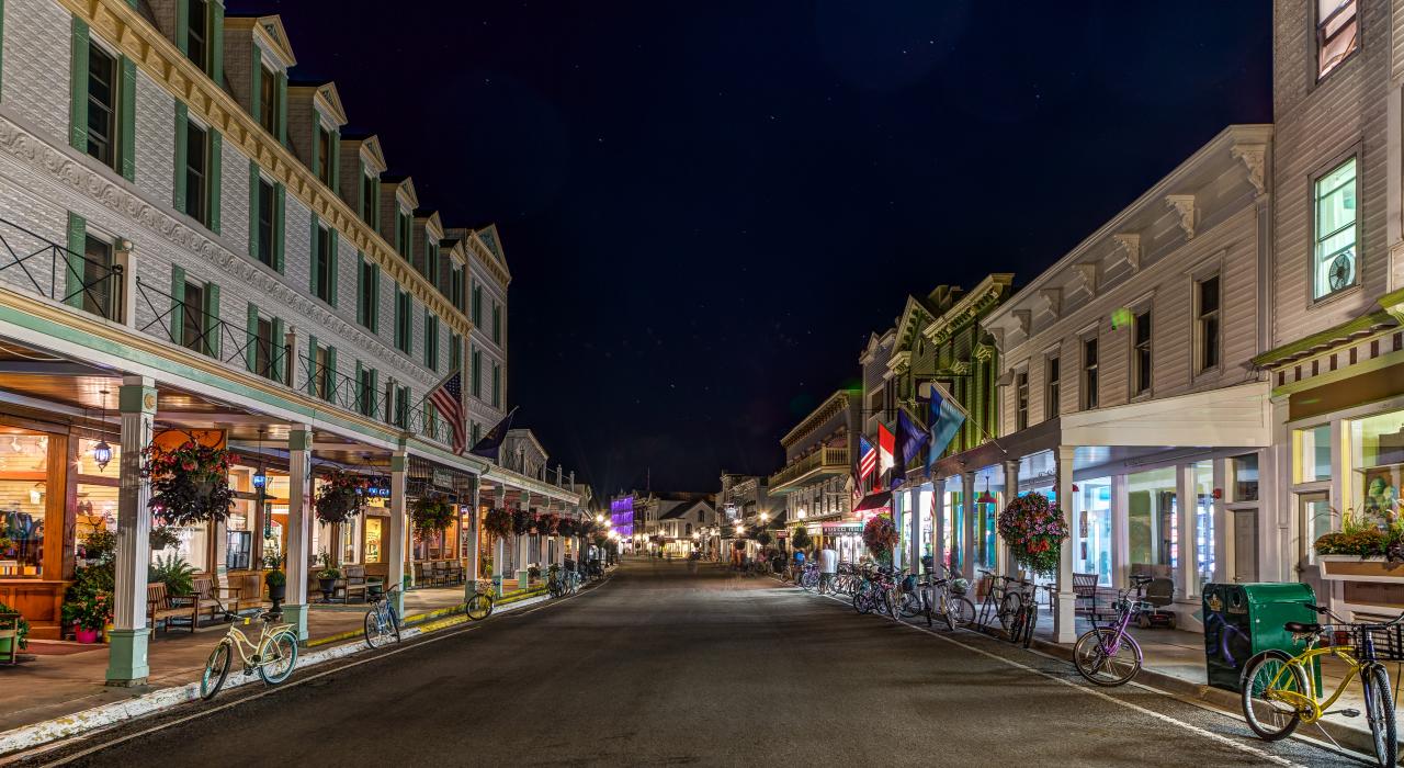 自行車襯托主街夜景 自行車襯托主街夜景