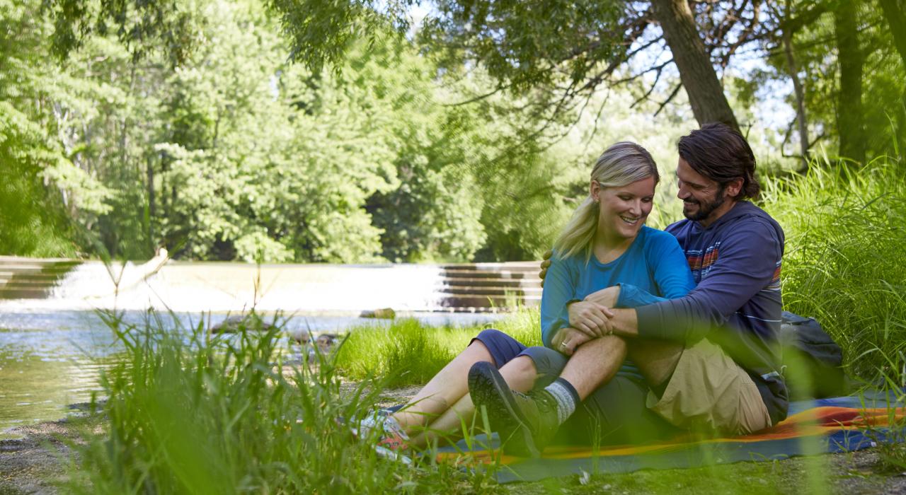 與茂密森林和寧靜小河為伴享受浪漫野餐 與茂密森林和寧靜小河為伴享受浪漫野餐