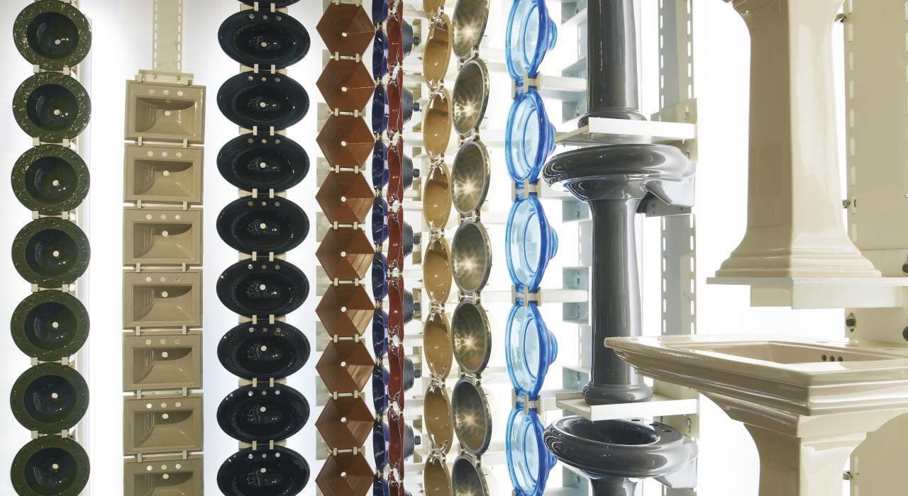 位在科勒設計中心內的「中國萬里長城」(The Great Wall of China),是一道 12 公尺高的展示牆,陳列科勒的馬桶、水槽和浴缸 位在科勒設計中心內的「中國萬里長城」(The Great Wall of China),是一道 12 公尺高的展示牆,陳列科勒的馬桶、水槽和浴缸