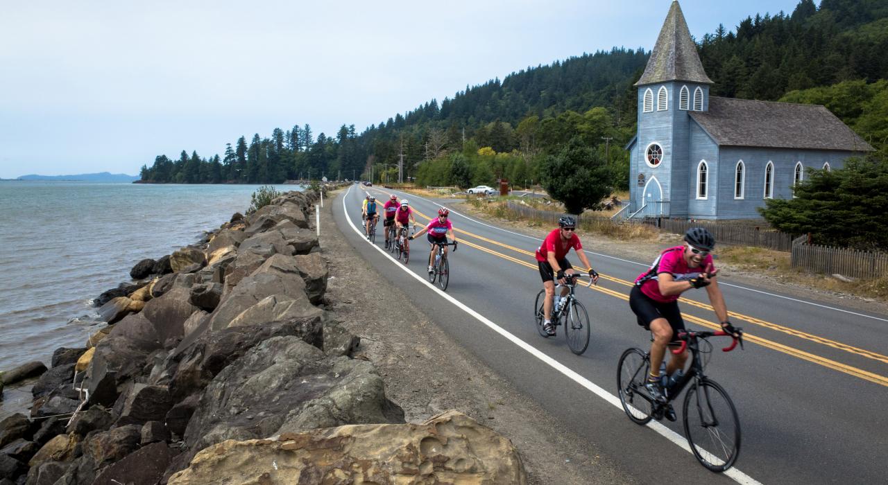 在路易斯與克拉克國家歷史公園騎自行車經過歷史地標