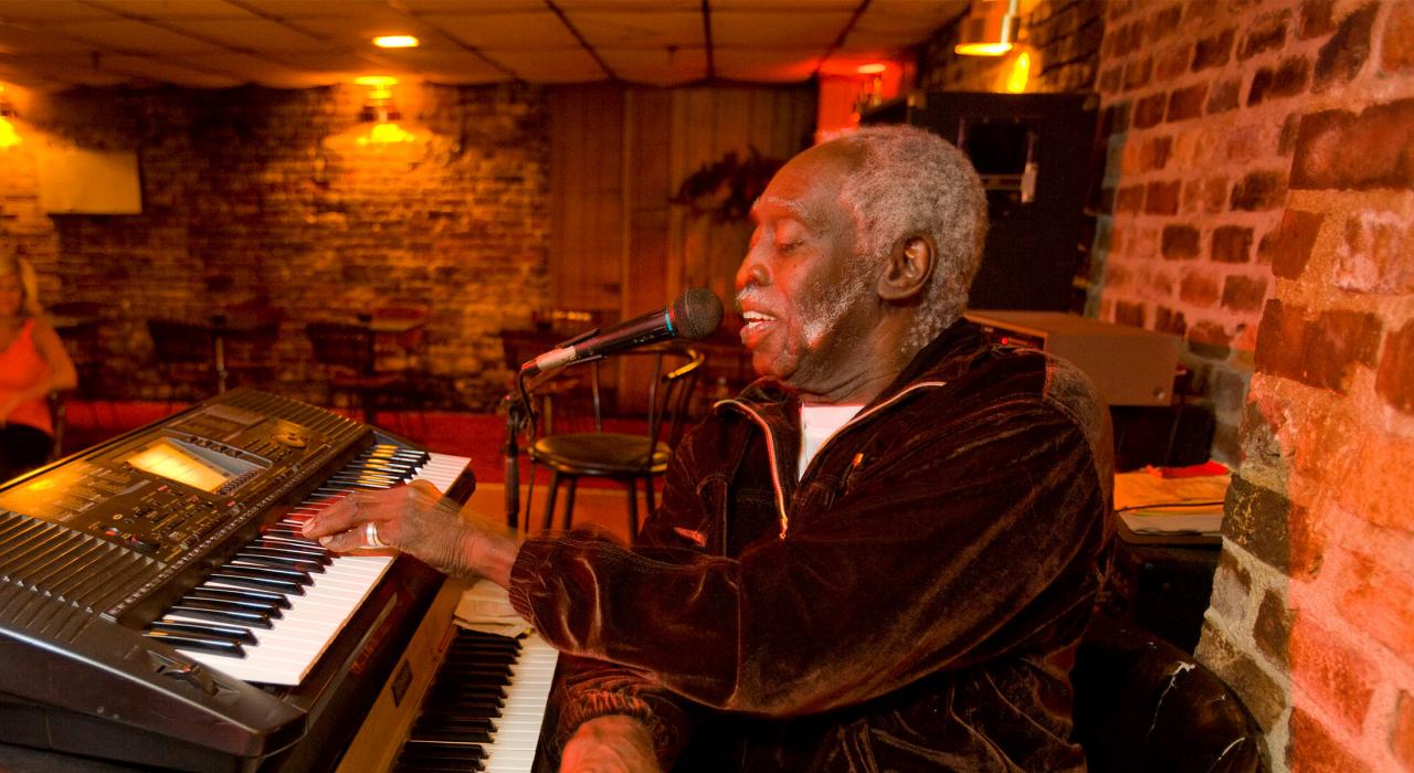 爵士與藍調表演熱點地底俱樂部的現場音樂演奏