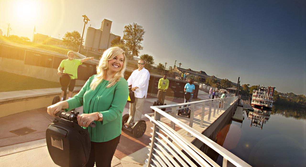 踩著賽格威沿著蒙哥馬利市中心的水岸遊覽