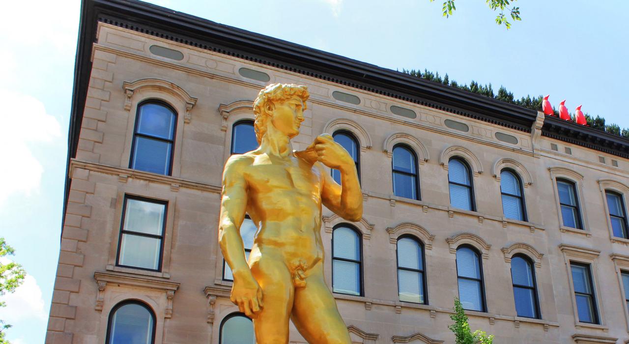 主街 21c 博物館飯店外陳設的公共藝術作品