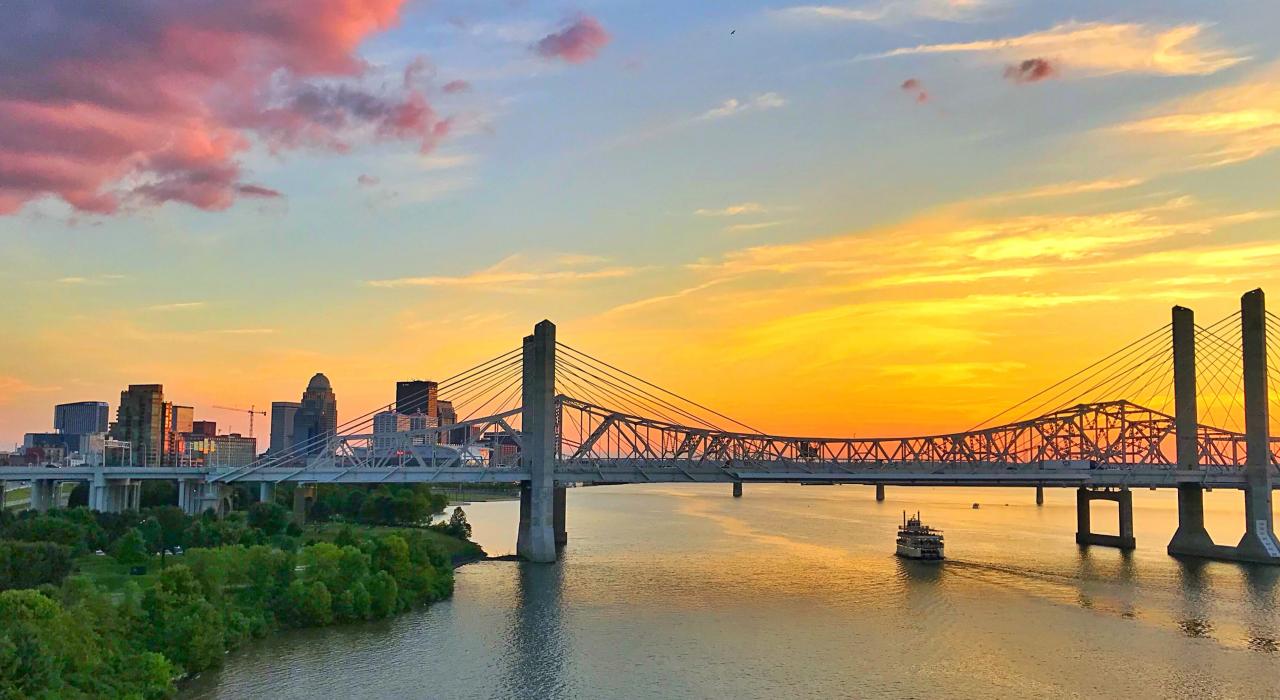 在流經市中心的俄亥俄河旁眺望日落美景