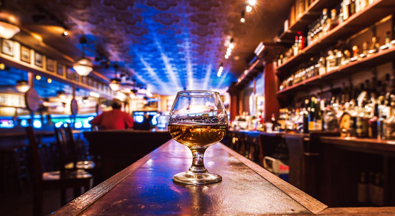 在本地的小酒館中啜飲肯塔基州波本酒