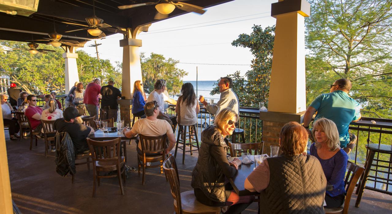 造訪路易斯安那州紐奧良北岸，欣賞龐恰特雷恩湖悠閒用餐