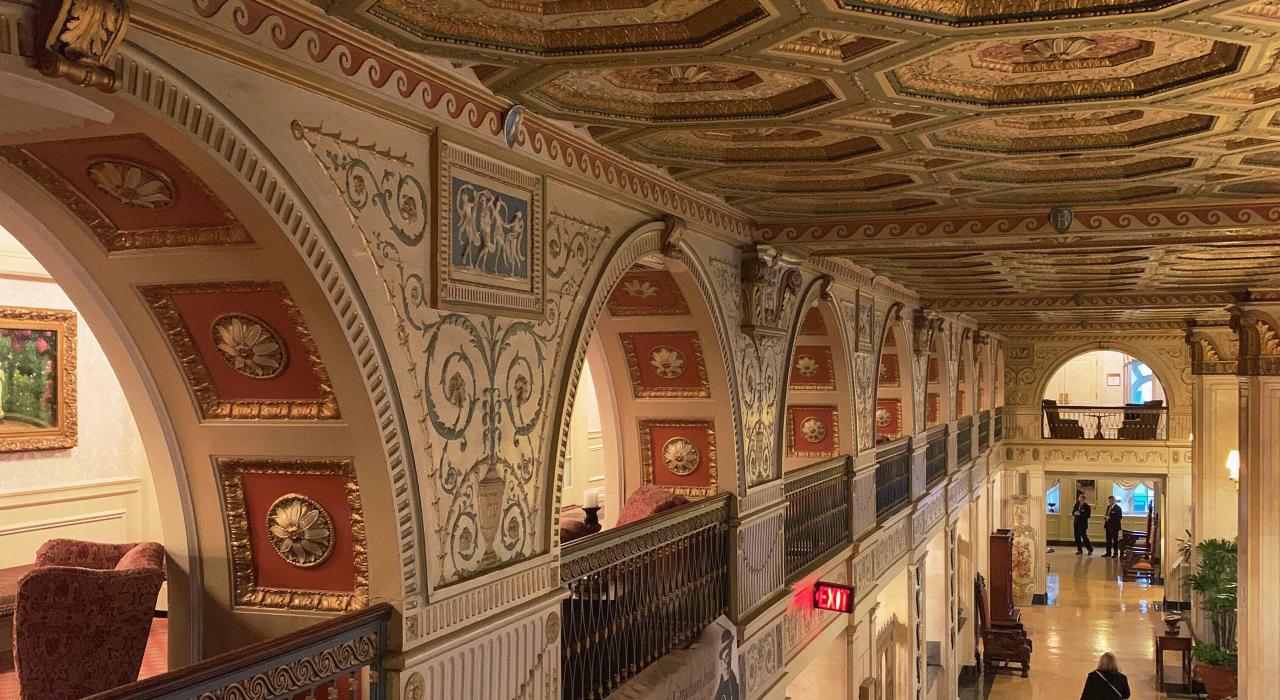 歷史悠久的布朗飯店華麗大廳，著名的「熱布朗」三明治發源地