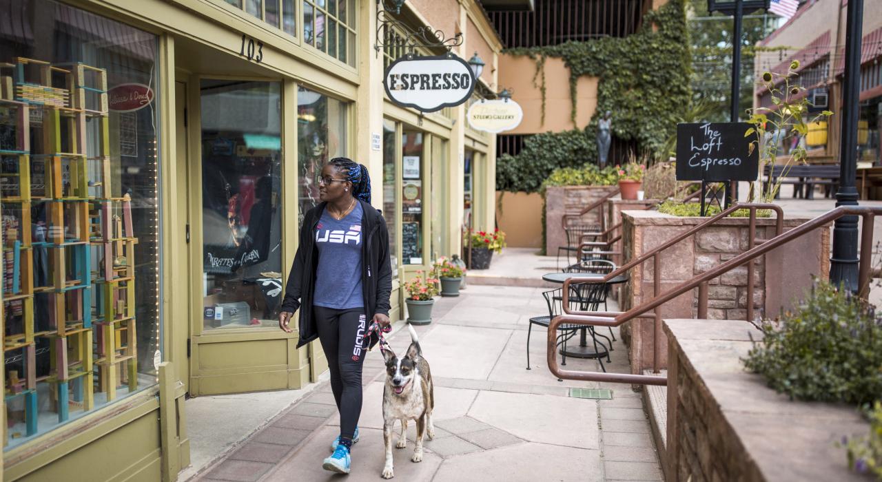 在馬尼托泉古樸街道林立的當地精品店盡情採購