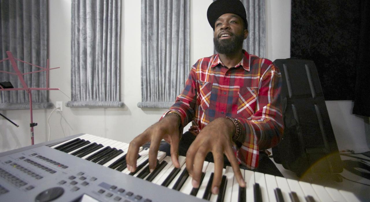 Musician playing the keyboard in Baltimore, Maryland Musician playing the keyboard in Baltimore, Maryland